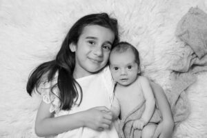 Lire la suite à propos de l’article Inclure les frères et sœurs lors d’une séance photo naissance : un trésor pour toute la famille